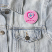 Roze hart en kruisverpleging ronde button 5,7 cm (In situ)