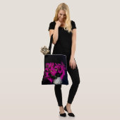 Roze hart in zwart tote bag (Op model)