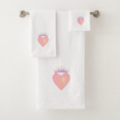 Roze hart met kroon op witte bodem bad handdoek (Insitu)