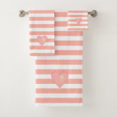 Roze hart op lichtkoraal roze en witte strepe vlek bad handdoek (Insitu)