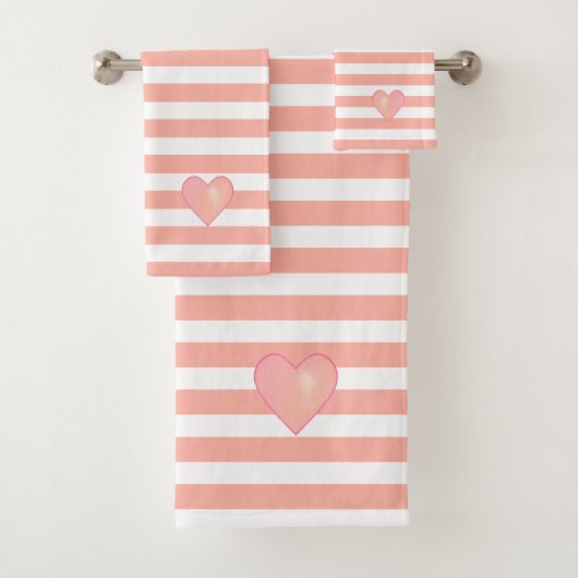 Roze hart op lichtkoraal roze en witte strepe vlek bad handdoek (Insitu)