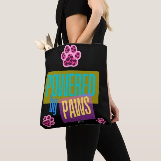 Roze Hart Paw Print "Powered by Paws" Ontwerp Tote Bag (Dichtbij)