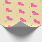 Roze hartballonnen op gele achtergrond cadeaupapier (Hoek)