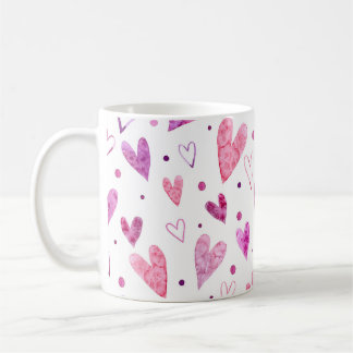Roze harten en stippen: romantisch genot. koffiemok