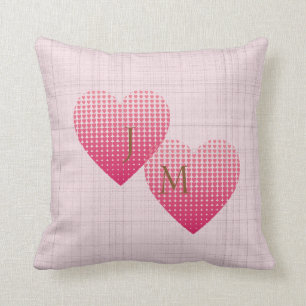 Roze harten houden van gepersonaliseerd monogram kussen