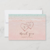 Roze harten in het strand van de zandbestemming bedankkaart (Voorkant)