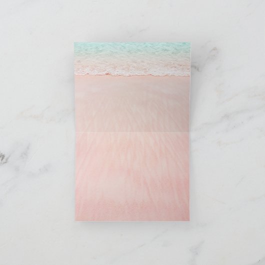 Roze harten in het strand van de zandbestemming bedankkaart (Binnen)