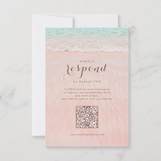 Roze harten in het zand strand bruiloft QR code RSVP Kaartje (Voorkant)