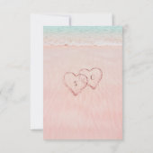 Roze harten in het zand strand bruiloft QR code RSVP Kaartje (Achterkant)