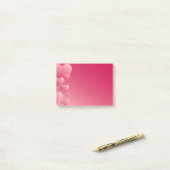 Roze harten na notities post-it® notes (Op bureau)