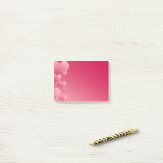 Roze harten na notities post-it® notes (Op bureau)