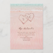 Roze harten op de zandstrandbruiloft informatiekaartje (Voorkant)