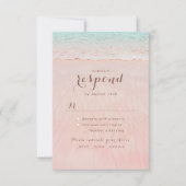 Roze harten op de zandstrandbruiloft RSVP kaartje (Voorkant)