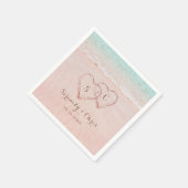 Roze harten op de zandstrandbruiloft servet (Hoek)