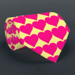 Roze harten op een gele achtergrond. stropdas<br><div class="desc">Roze hartpatroon op een gele achtergrond.</div>