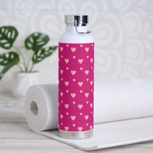 Roze harten op een magenta roze waterfles (Yoga)