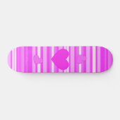 Roze hartje op het striptekenbord persoonlijk skateboard (Horizontaal)