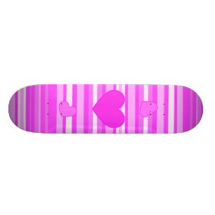 Roze hartje op het striptekenbord persoonlijk skateboard