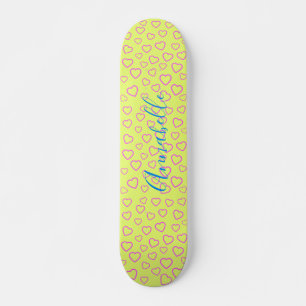 Roze hartpatroon op gele achtergrond persoonlijk skateboard