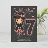 Roze heks Halloween verjaardag uitnodiging (Staand voorkant)