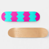 Roze & Hemelblauw Zig Zag Streeppatroon Skateboard (Horizontaal)