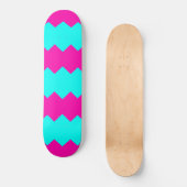 Roze & Hemelblauw Zig Zag Streeppatroon Skateboard (Voorkant)