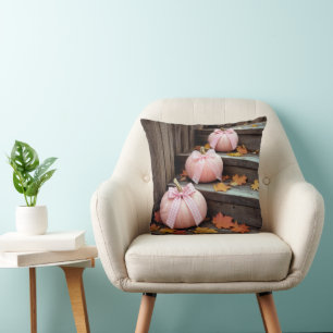 Roze herfstpompoenen en herfstbladeren kussen