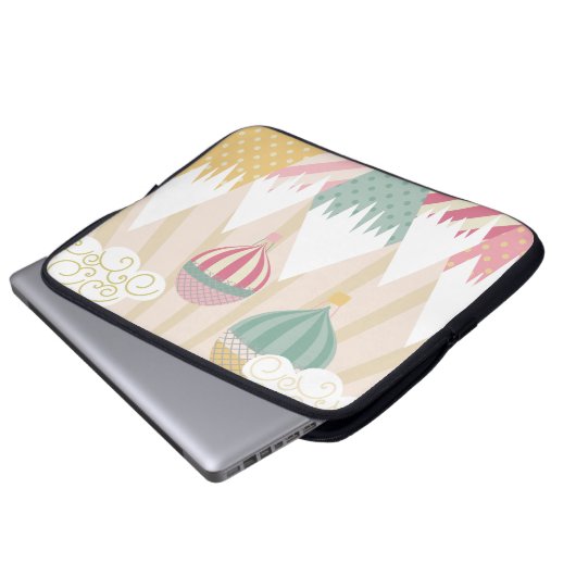 Roze hete luchtballon en bergscène laptop sleeve (Voorkant onderkant)