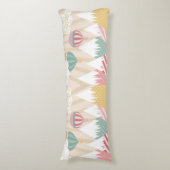 Roze hete luchtballon en bergscène lichaamskussen (Voorkant Verticaal)