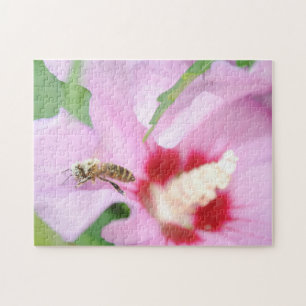 Roze Hibiscus bloem en honing bij mooi schattig Legpuzzel