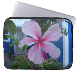 Roze hibiscus-bloem op een laptophoes laptop sleeve