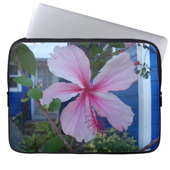 Roze hibiscus-bloem op een laptophoes laptop sleeve (Voorkant)