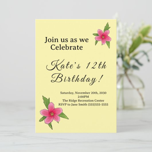 Roze Hibiscus bloem Verjaardag Uitnodiging (Staand voorkant)