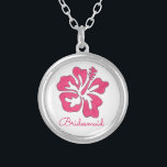 Roze Hibiscus Flower Bridesmaid Gift Ketting<br><div class="desc">Het ketting heeft een originele markeringsillustratie van een tropische roze Hawaiian hibiscus flower en BRIDESMAID in een leuk lettertype. Een perfect cadeau voor je bruidsmeisjes!</div>