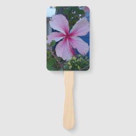 Roze hibiscus flower en blauw strandtapventilator handwaaier