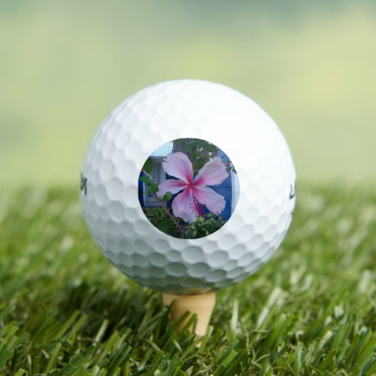 Roze hibiscus flower en een blauwe strandwand golfballen (Insitu Shirt)
