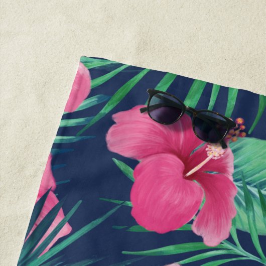 Roze Hibiscus Flowers & Tropische Palm Leaf Oasis Strandlaken (In situ)