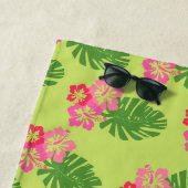 Roze Hibiscus Hawaiian fluitpatroon in groen Strandlaken (In situ)