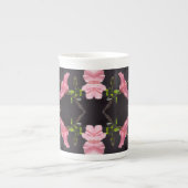 Roze Hibiscus op Black Porselein Kop (Voorkant)