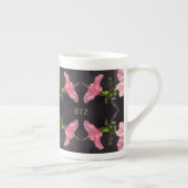 Roze Hibiscus op Black Porselein Kop (Rechts)