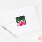 Roze hibiscusbloem en tropische bladeren vierkante sticker (Envelop)