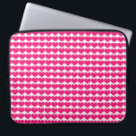 Roze hoes van het Cute Hearts-laptophoes<br><div class="desc">Eenvoudige en zoete Cute Hearts Pattern-laptophoes met een herhalend patroon van kleine roze harten. De tekst kan aan dit ontwerp worden toegevoegd om het een persoonlijke aanraking te geven.</div>