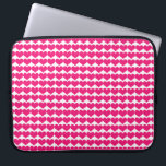 Roze hoes van het Cute Hearts-laptophoes<br><div class="desc">Eenvoudige en zoete Cute Hearts Pattern-laptophoes met een herhalend patroon van kleine roze harten. De tekst kan aan dit ontwerp worden toegevoegd om het een persoonlijke aanraking te geven.</div>