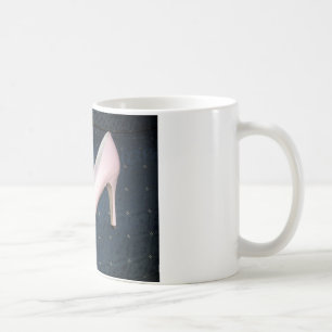 Roze hoge hakken schoenen koffiemok