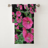 Roze Hollyhocks op Black Bad Handdoek (Insitu)