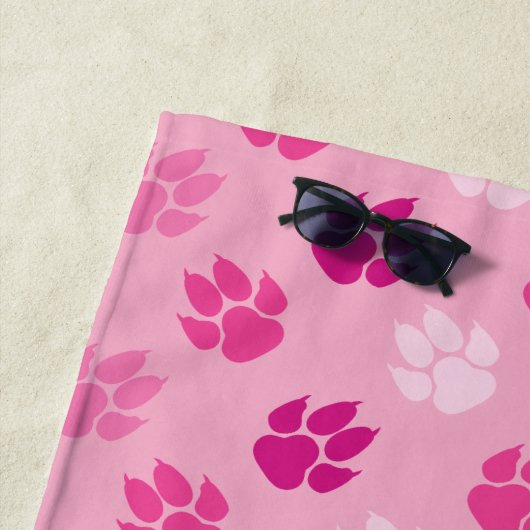 Roze hond plakt Prints met een monogram en naam Strandlaken (In situ)