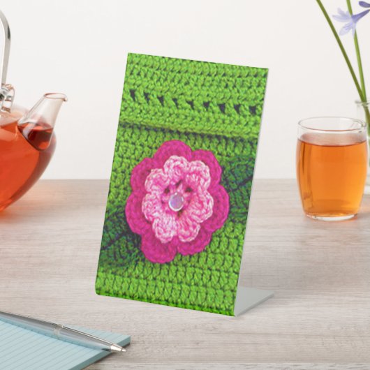 Roze Hues Bloed Green Leaf Designer Crochet Print Reclamebord Met Voetstuk (Insitu)