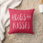 Roze hugs en Kisses | Hoorten | VALENTIJNSDAG Kussen<br><div class="desc">Verspreid hart tegen een roze achtergrond met de woorden "Hugs and Kisses". Dit is een geschenk voor een zoete Valentijnsdag of gewoon een cadeau dat je geeft aan de mensen die je liefhebt en een schattige kussen maakt voor je thuis en je kamer.</div>