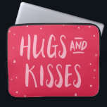 Roze hugs en Kisses | Hoorten | VALENTIJNSDAG Laptop Sleeve<br><div class="desc">Verspreid hart tegen een roze achtergrond met de woorden "Hugs and Kisses". Dit is perfect voor de Valentijnsdag of alleen om te geven aan de mensen die je liefhebt. ©Rosewood en Citrus</div>