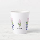 Roze Hyacinten in Chinoiserie Planter Keramiek Latte Mok (Voorkant)